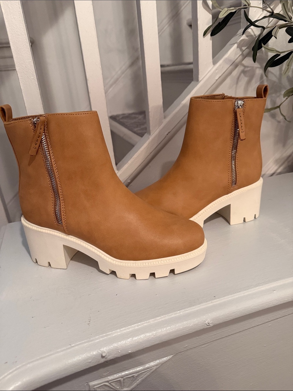 DV Dolce Vita Nicola Lug Sole Ankle Boots Light Brown Tan Size 7.5